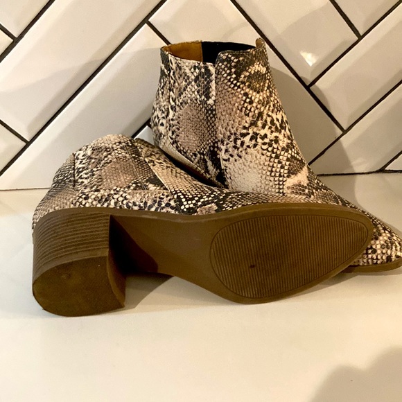 Snakeskin print ankle Bootie. - Picture 2 of 3